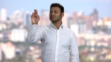 Sanal ekran üzerinde çalışan kendinden emin iş adamı.