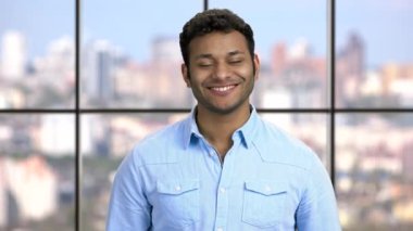 Gülümseyen İş Adamının Portresi Kameraya Bakıyor.