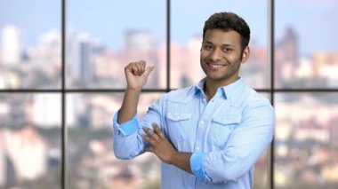 Gülümseyen işadamı fotokopi alanını gösteriyor.