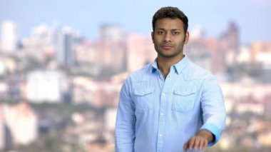 Genç işadamı elleriyle jest yapıyor..