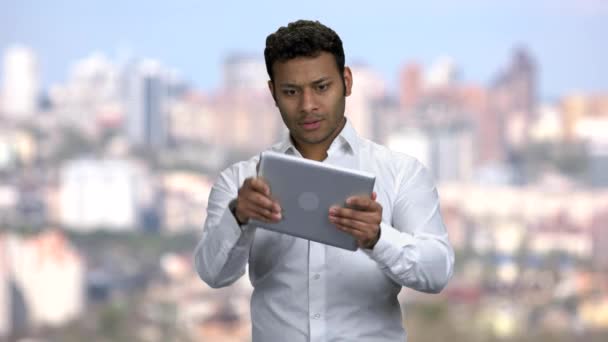 Uomo d'affari giocare sul tablet digitale. — Video Stock