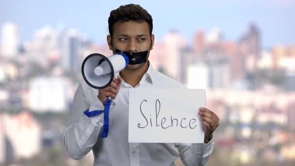 Tystnad indisk man som håller megafon. — Stockvideo