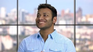 Pencerelerin arkasındaki mutlu gün hayalleri adamı.