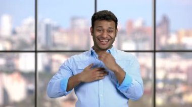 Genç Hintli adam kameraya çok gülüyor..