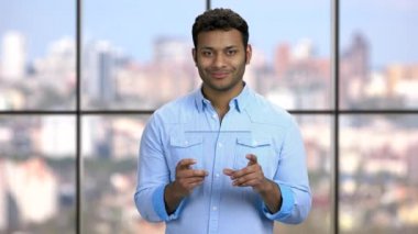 Cam tablet üzerinde çalışan yakışıklı iş adamı..