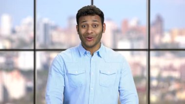 Şok olmuş mutlu Hintli adam portresi.