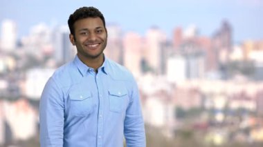 Ofis çalışanı aniden sırt ağrısı çekiyor..