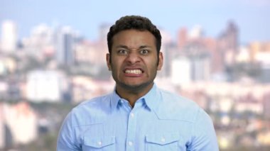 Öfkeli genç adamın portresi..