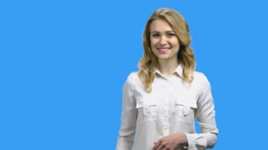 Güzel iş kadını fotokopi alanında görünüyor.