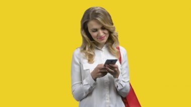 Sarı arka plandaki bir mesaja cevap veren genç kadın..