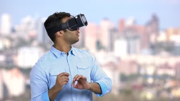 Bang Indiase man met behulp van virtual reality bril. — Stockvideo