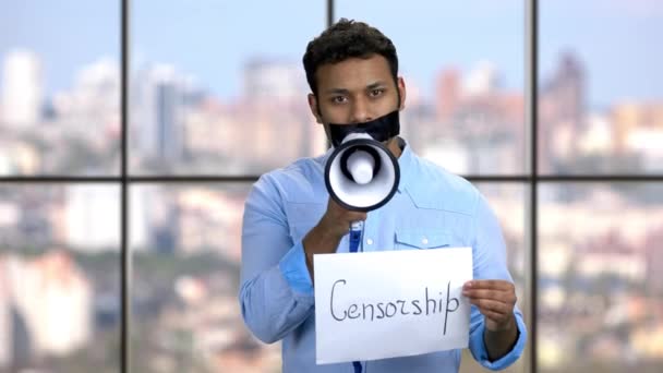 Цензура людина з закріпленим ротом намагається говорити . — стокове відео