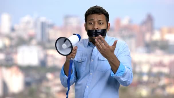 Hombre emocional con la boca pegada tratando de hablar. — Vídeos de Stock