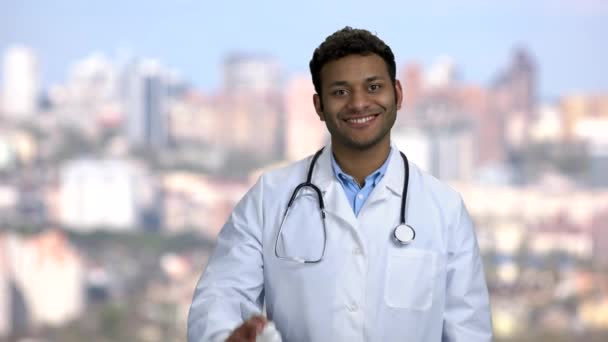 Guapo médico mostrando pastillas y el pulgar hacia arriba signo. — Vídeos de Stock