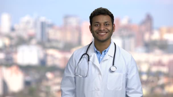 Portret młodego uśmiechniętego lekarza patrzącego w kamerę. — Wideo stockowe