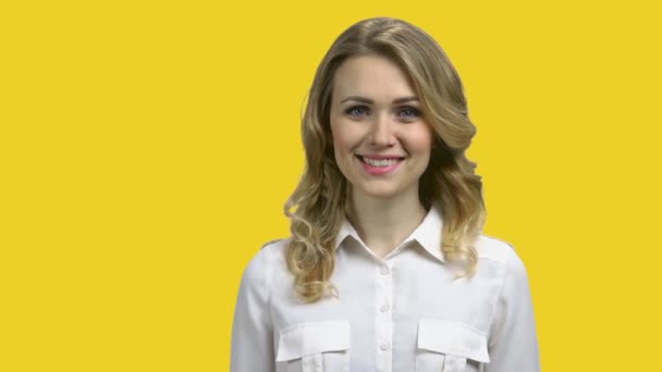 Primer plano de mujer de negocios sonriente sobre fondo amarillo. — Vídeos de Stock
