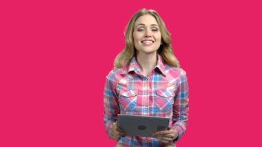 Renk arkaplanı üzerinde dijital tablet kullanan kadın konuşmacı.