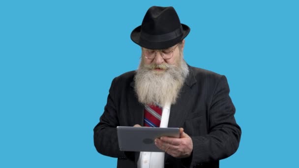 Viejo hombre de negocios barbudo usando tableta digital. — Vídeos de Stock