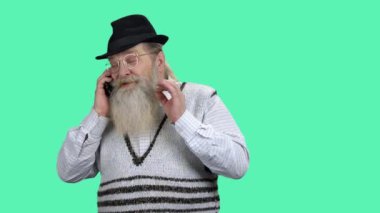 Son sınıf öğrencisi telefonda konuşuyor..