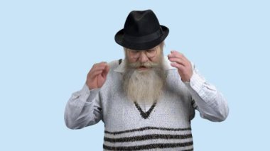 Bunalımdaki yaşlı adam el ele tutuşuyor..