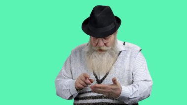 Renkli arka planda neşeli yaşlı bir adam.