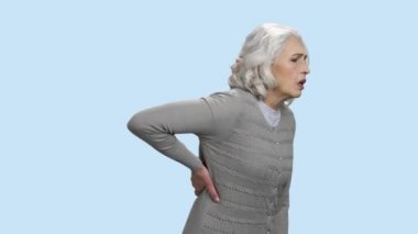 Sırt ağrısı çeken olgun bir kadın..