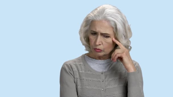 Старша жінка з виразом . — стокове відео