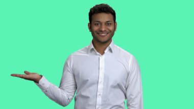 Gülümseyen işadamı, metin veya ürününüz için sunum yeri.