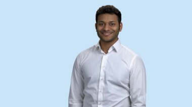 Boş kopya alanını işaret eden başarılı Hintli işadamı.