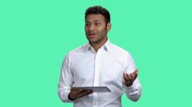 İş koçu renk arkaplanı hakkında bir sunum yapıyor.