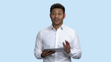 Genç Hintli iş adamı sunum yapıyor..