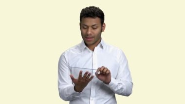 Fütürist dijital tablet kullanan işletme koçu.