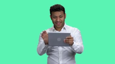 Heyecanlı iş adamı dijital talette oyun oynuyor.