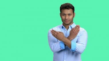 Kendine güvenen genç adam çapraz ellerle hareket ediyor..