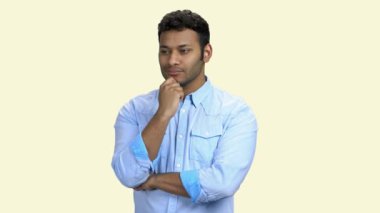 Beyaz arka planda izole edilmiş düşünceli genç bir adam..