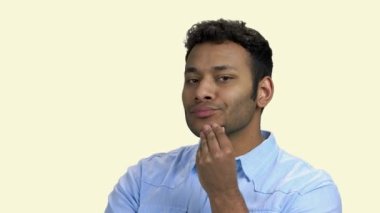 Şüpheli bir ifadesi olan genç bir adam..