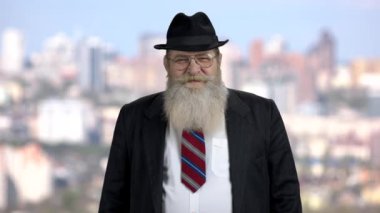 Güvenilir kıdemli işadamı kameraya bakıyor..