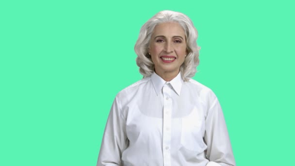Leende äldre kvinna visar OK tecken. — Stockvideo