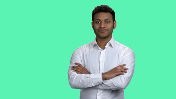 Joven empresario indio apuntando al espacio de copia. — Vídeo de stock