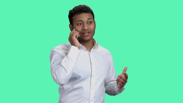 Empresário falando no telefone de vidro contra fundo de cor. — Vídeo de Stock