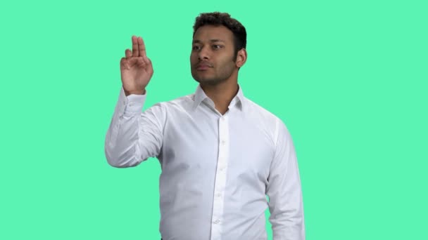 Jeune homme d'affaires réussi touchant écran virtuel. — Video