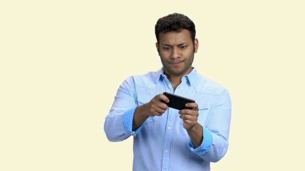 Podnikatel hraje hru na mobilní telefon. — Stock video