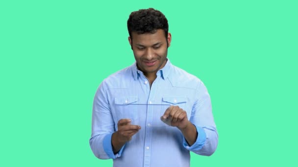 Homme d'affaires souriant utilisant un appareil numérique en verre. — Video