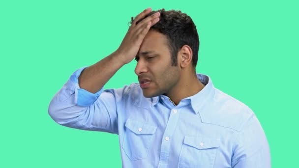 Unzufriedener junger Mann leidet an Migräne. — Stockvideo