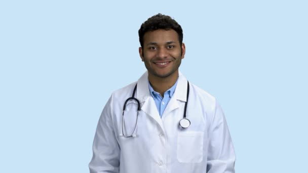 Fröhlicher Arzt mit Stethoskop zeigt Ok-Zeichen. — Stockvideo