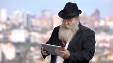 Bilgisayar tableti tutan kıdemli işadamı şaşırdı..