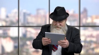 Mutlu son sınıf öğrencisi tablet bilgisayarda oyun oynuyor..