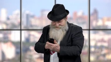 Üst düzey işadamı cep telefonu kullanıyor..