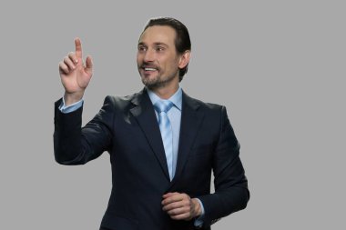 Gülümseyen işadamı görünmez arayüz kullanıyor.