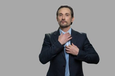 Kafkasyalı işadamı iş toplantısına hazırlanıyor..